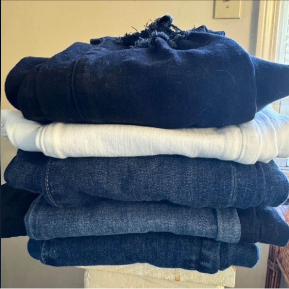 4 pairs of American Eagle jeans, 1 pair of boutique jeans